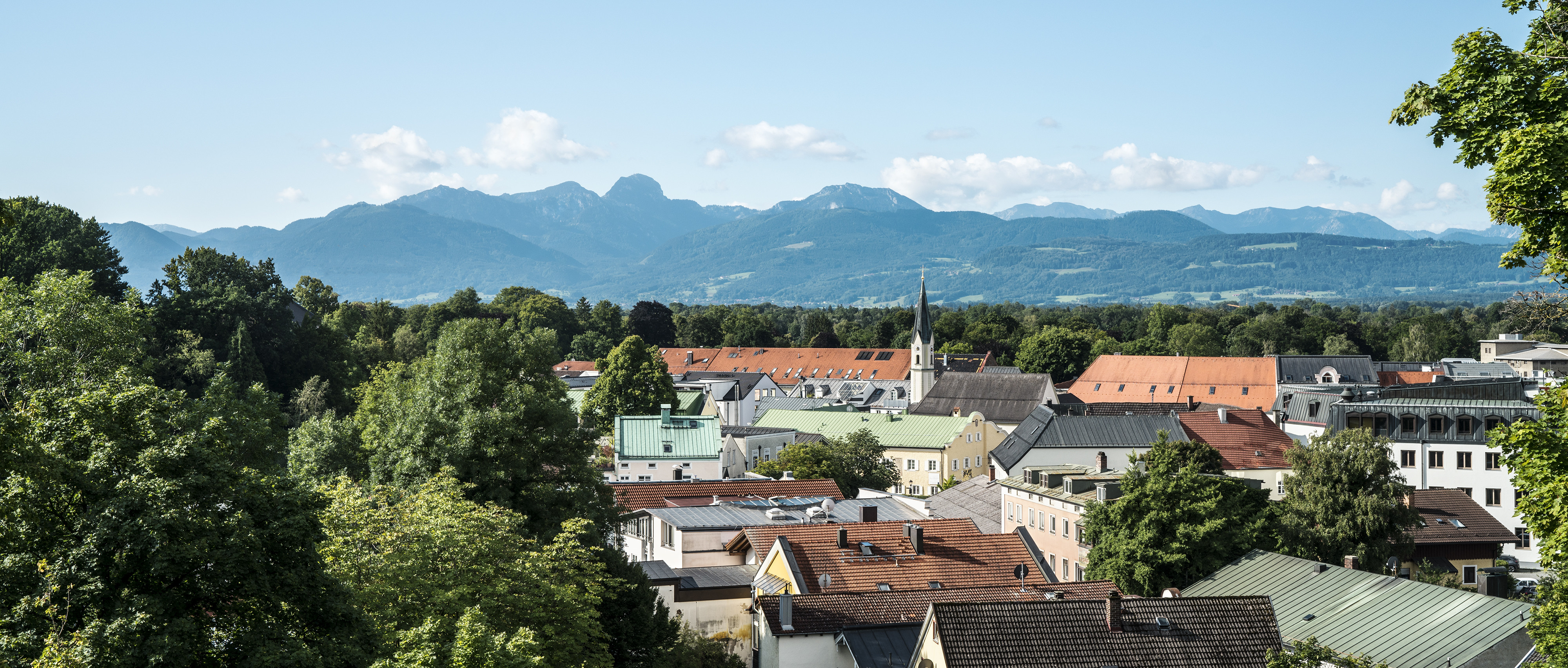 Holzhaus mit Balkon an dem Blumenkästen mit roten Blumen hängen